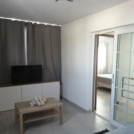 Geny Apartman *